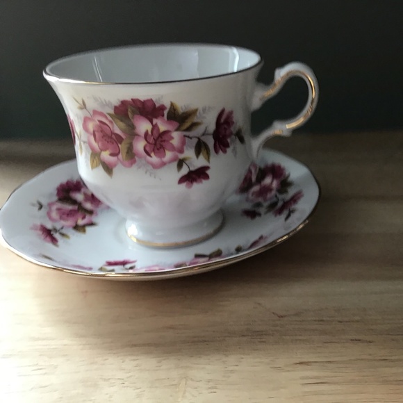 Vintage Queen Anne Tea Cup & Saucer - Picture 3 of 5